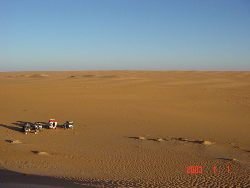 Campo sotto un cordone di dune